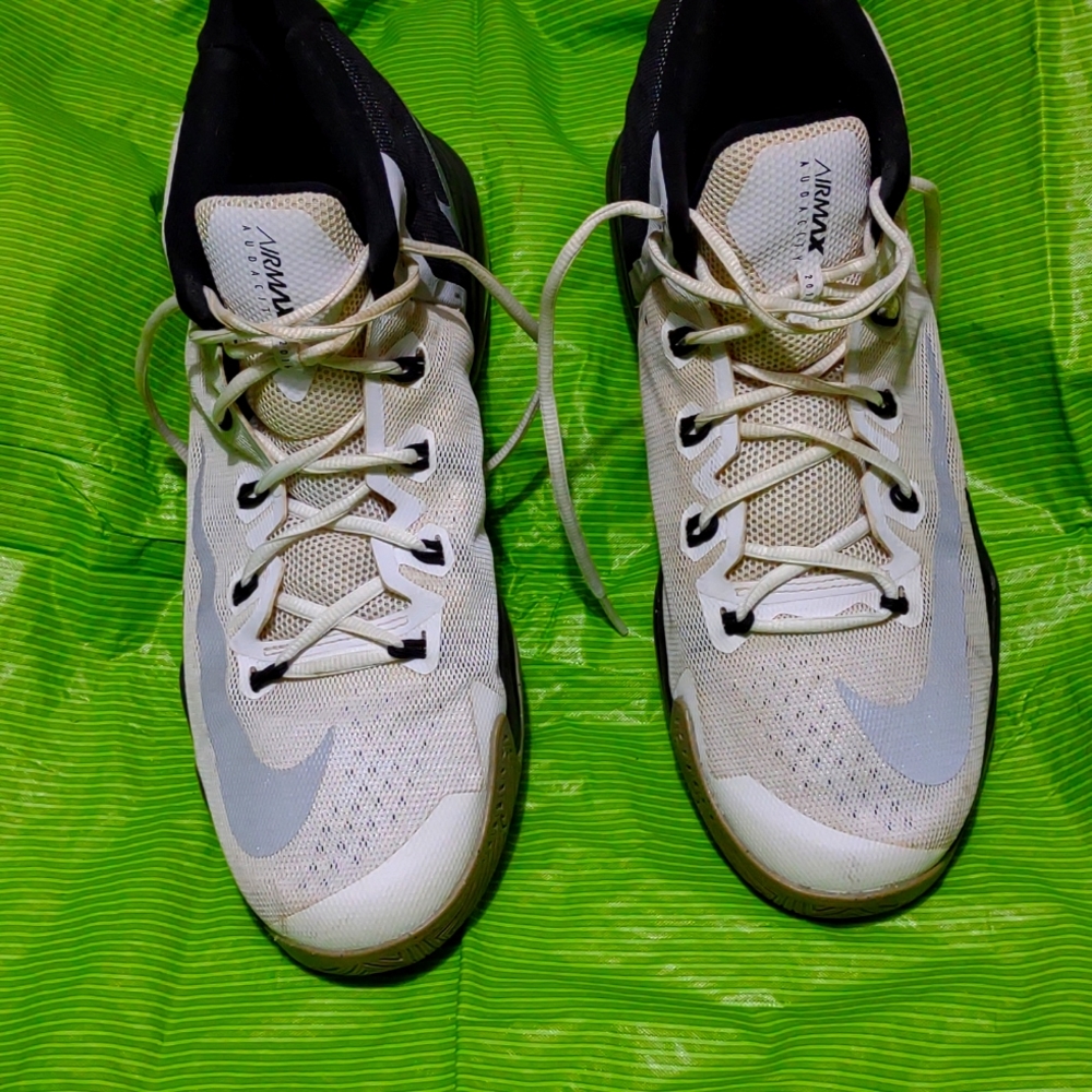 Men's lightly used condition basketball sneakers sz13m